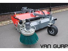 Giant Veegmachine met hydraulische opvangbak en zijborst